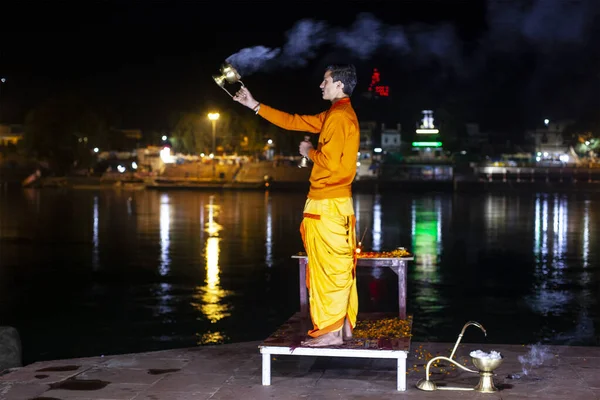 Rishikesh Uttarakhand Diciembre 2019 Sacerdotes Vestidos Rojo Ciudad Santa Rishikesh —  Fotos de Stock