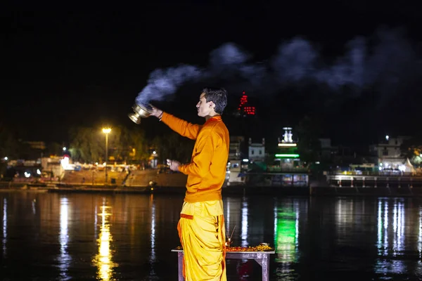 2019年12月1日 インド ウッタラーカンドの聖都リシケシュで ガンガ アルティという夜の光の儀式で ガンガ川 ガンジス川を崇拝する赤い衣を着た聖職者 — ストック写真