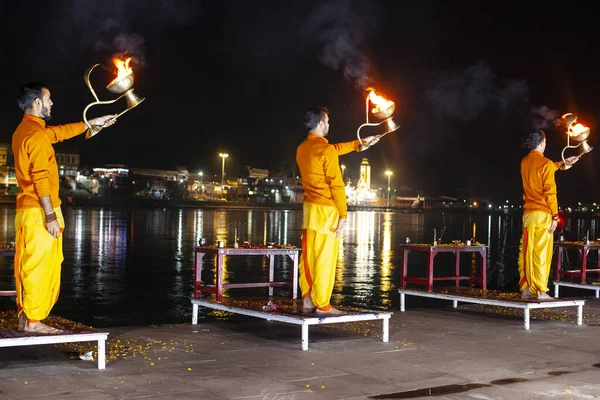 Rishikesh Uttarakhand Diciembre 2019 Sacerdotes Vestidos Rojo Ciudad Santa Rishikesh —  Fotos de Stock