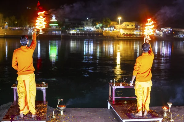 2019年12月1日 インド ウッタラーカンドの聖都リシケシュで ガンガ アルティという夜の光の儀式で ガンガ川 ガンジス川を崇拝する赤い衣を着た聖職者 — ストック写真