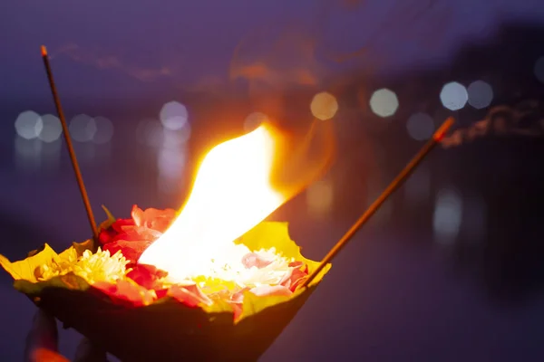 Ceremonia Aarti Flores Con Fuego Río Ganga —  Fotos de Stock