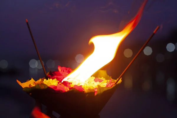 Cerimonia Aarti Fiori Con Fuoco Nel Fiume Ganga — Foto Stock