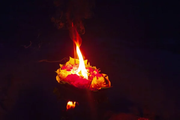 Aarti Ceremonii Kwiaty Ogniem Rzece Ganga — Zdjęcie stockowe