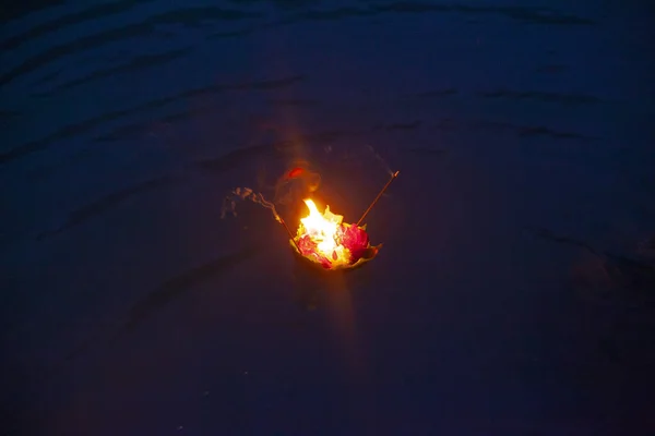 Ceremonia Aarti Flores Con Fuego Río Ganga — Foto de Stock