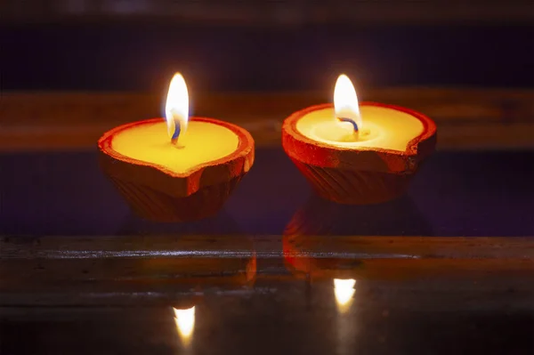 Kaars Klei Kandelaar Het Glas Vlam Reflecterend — Stockfoto