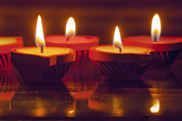 Bunte Kerzen Auf Dem Glas Flamme Reflektiert — Stockfoto