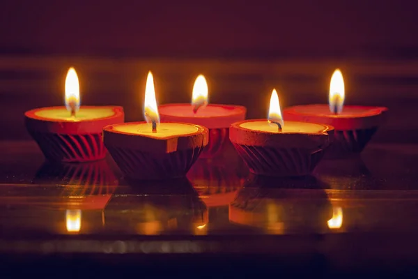 Kleurrijke Kaarsen Het Glas Vlamreflectie — Stockfoto