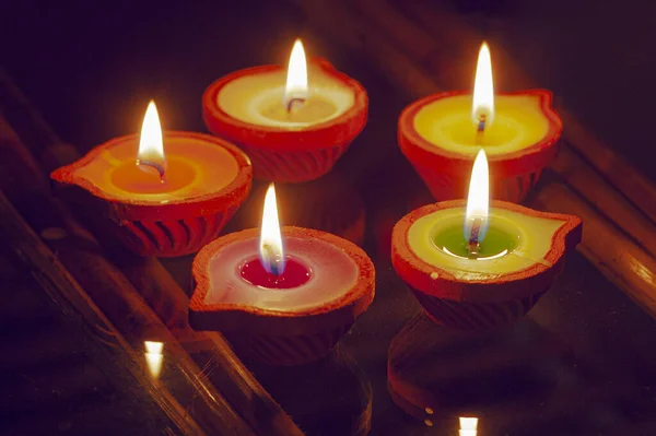 Velas Coloridas Sobre Vidro Chama Refletindo — Fotografia de Stock