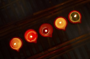 Camdaki renkli mumlar; yansıtan alevler