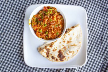 Taze aromatik Hint geleneği yiyecekler - chapatti ile sebze körisi (roti)
