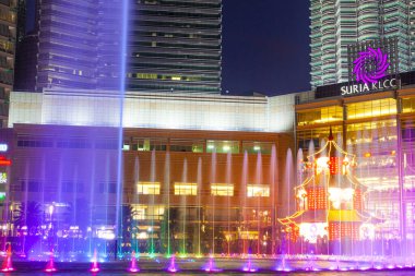 Kuala Lumpur, Malezya. 26 Ocak 2020: Petronas İkiz Kuleleri ve Malezya 'nın en çekici yeri olan Senfoni Gölü' nün gece manzarası. Güzel çok renkli müzik çeşmeleri.