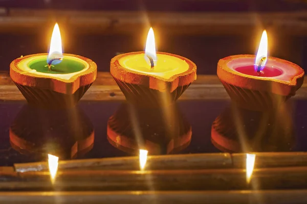 Velas Coloridas Sobre Vidro Chama Refletindo — Fotografia de Stock