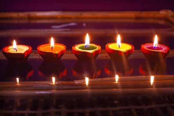 Bougies Colorées Sur Verre Réfléchissant Flamme — Photo