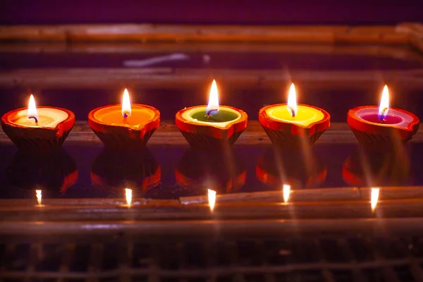 Bougies Colorées Sur Verre Réfléchissant Flamme — Photo