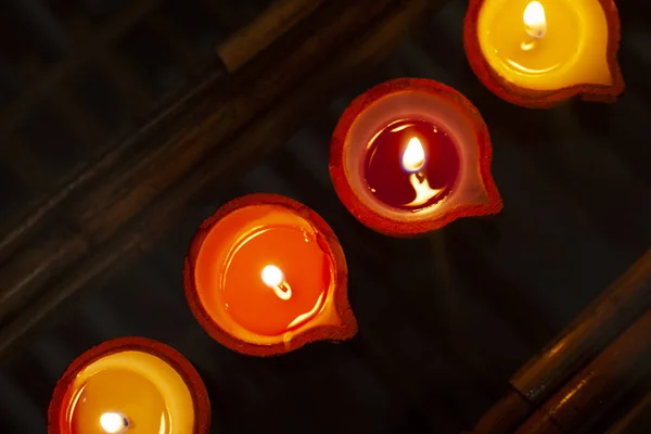 Πολύχρωμα Κεριά Στο Γυαλί Φλόγα Που Αντανακλά — Φωτογραφία Αρχείου