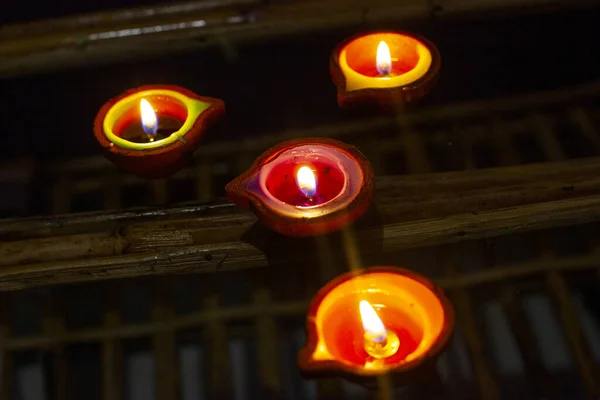 Kleurrijke Kaarsen Het Glas Vlamreflectie — Stockfoto