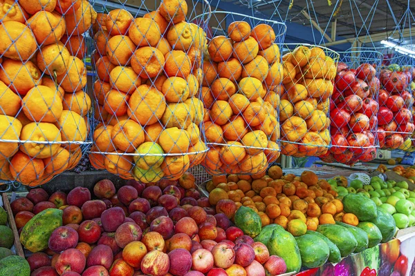 南インド市場における新鮮な果物の品揃え — ストック写真
