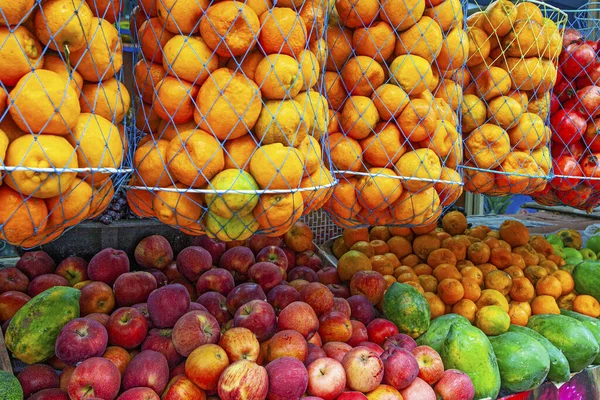 Assortimento Frutta Fresca Sul Mercato Indiano Meridionale — Foto Stock