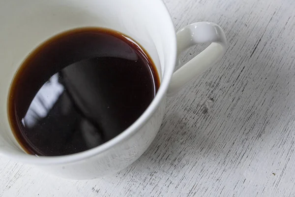 Große Weiße Tasse Americano Kaffee Auf Dem Weißen Holztisch — Stockfoto