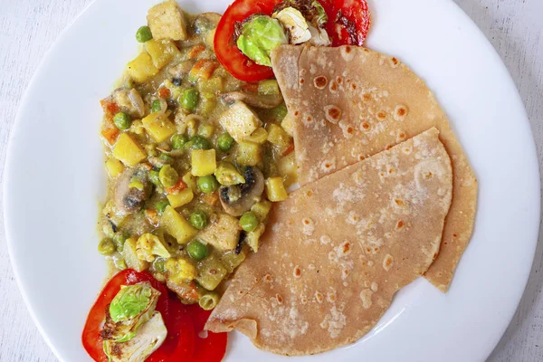 Cuisine Traditionnelle Indienne Aromatique Fraîche Curry Légumes Avec Chapatti Roti — Photo