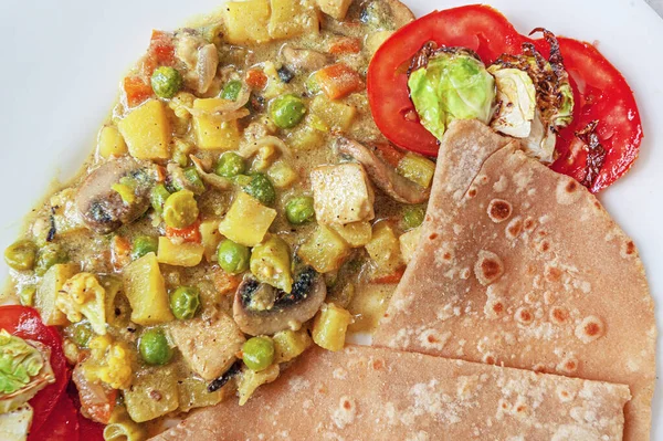 Cuisine Traditionnelle Indienne Aromatique Fraîche Curry Légumes Avec Chapatti Roti — Photo