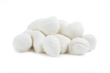 Beyaz arka planda beyaz Mozzarella peyniri izole