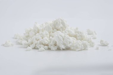 Beyaz arka planda izole edilmiş beyaz süzme peynir