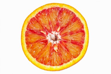 Beyaz arka planda izole edilmiş Sicilya portakal dilimi