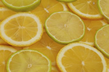 Taze, parlak meyve suları, limon ve limon.