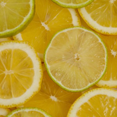 Taze, parlak meyve suları, limon ve limon.