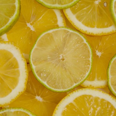 Taze, parlak meyve suları, limon ve limon.