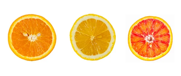 オレンジ レモン ライム グレープフルーツのスライスを白で分離 — ストック写真