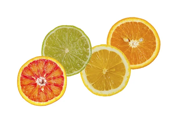 Beyaz Üzerine Izole Edilmiş Portakal Limon Limon Greyfurt Dilimleri — Stok fotoğraf