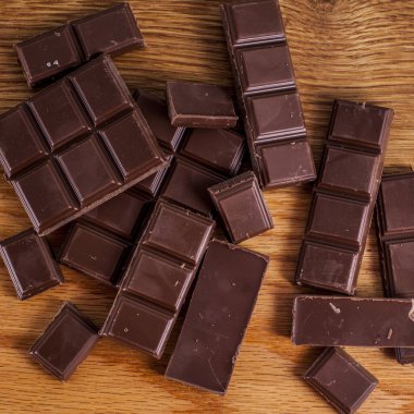 Tahta arka planda tatlı çikolatalı çikolata.