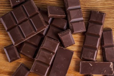 Tahta arka planda tatlı çikolatalı çikolata.