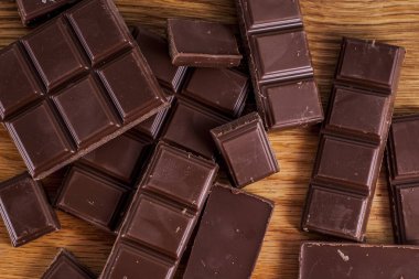 Tahta arka planda tatlı çikolatalı çikolata.