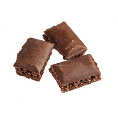 Popüler sütlü siyah çikolata beyaza izole edilmiş.