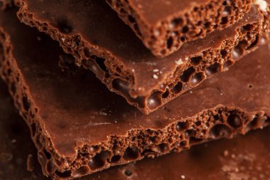 Popüler sütlü siyah çikolata beyaza izole edilmiş.