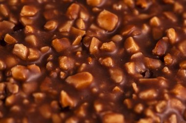 Büyük fındıklı siyah çikolata.