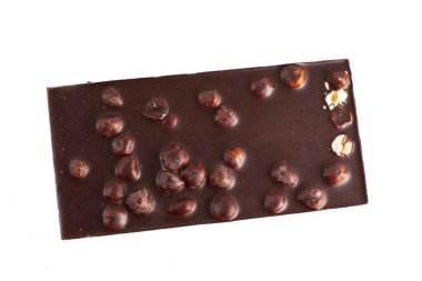 Büyük fındıklı siyah çikolata, beyaz üzerine izole edilmiş.