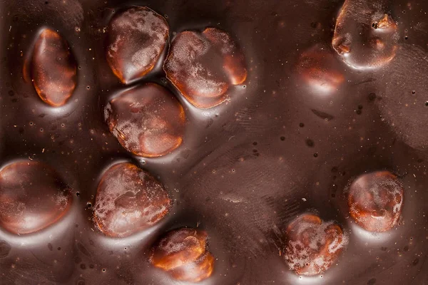 黒チョコレートの大きなヘーゼルナッツ お菓子の背景 — ストック写真