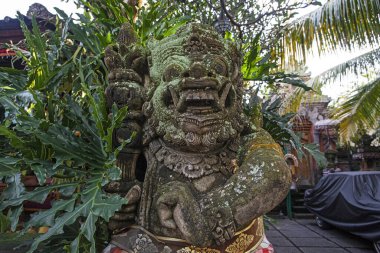 Şeytanlar, Tanrılar ve Bali, Endonezya Bali mitolojik Tanrılar tasvir eden geleneksel taş heykeller