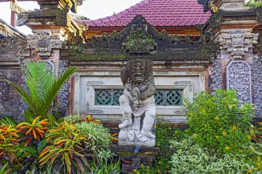 Şeytanlar, Tanrılar ve Bali, Endonezya Bali mitolojik Tanrılar tasvir eden geleneksel taş heykeller