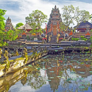 Güzel Saraswaty tapınağı kontu. Sabah, gölde, Ubud 'da, Endonezya' da.