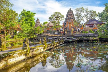 Güzel Saraswaty tapınağı kontu. Sabah, gölde, Ubud 'da, Endonezya' da.