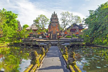 Güzel Saraswaty tapınağı kontu. Sabah, gölde, Ubud 'da, Endonezya' da.