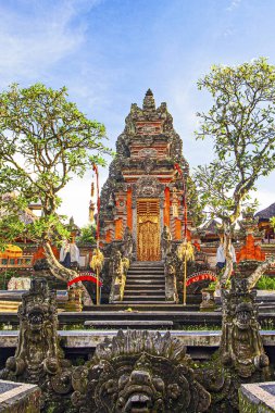 Sabahın erken saatlerinde Endonezya 'daki güzel Saraswati Tapınağı