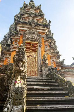 Sabahın erken saatlerinde Endonezya 'daki güzel Saraswati Tapınağı
