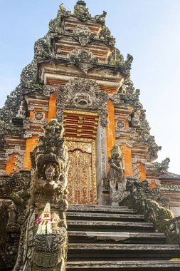 Sabahın erken saatlerinde Endonezya 'daki güzel Saraswati Tapınağı