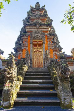 Sabahın erken saatlerinde Endonezya 'daki güzel Saraswati Tapınağı